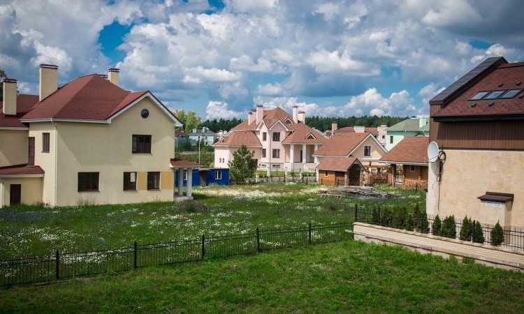 Крона (Krona Village)