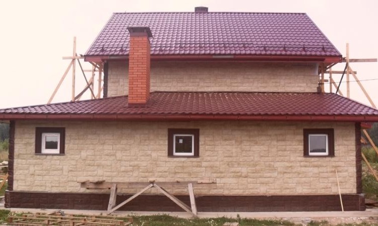 У озера